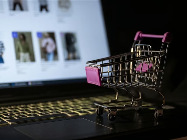 Türkiye'de e-ticarete kişi başı 276,7 dolar harcandı