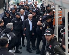 Yolsuzluk soruşturmasında tutuklanan 5 CHP'li belediye başkanı görevden uzaklaştırıldı