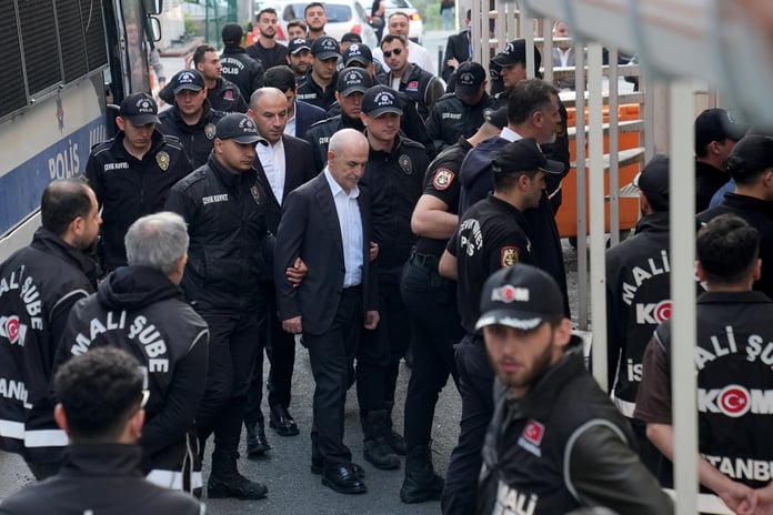 Yolsuzluk soruşturmasında tutuklanan 5 CHP'li belediye başkanı görevden uzaklaştırıldı