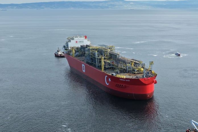 Türkiye'nin ilk yüzer gaz üretim platformu İstanbul'un fethinin yıl dönümünde Boğaz'dan geçecek