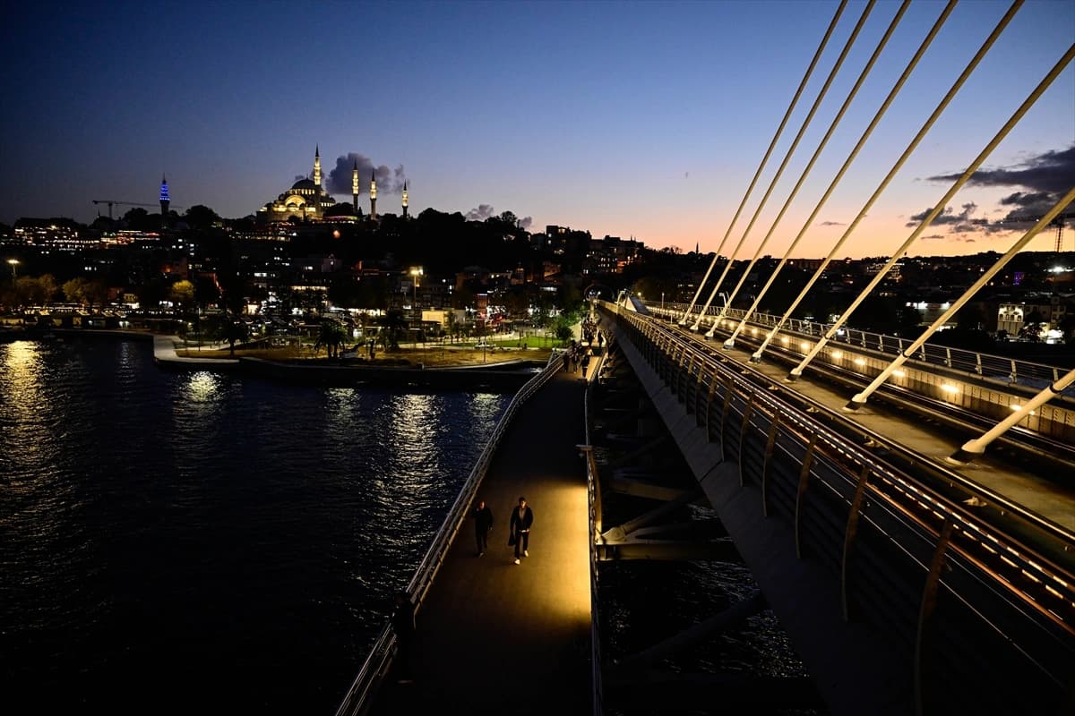 İstanbul'un tarihi silüeti gün batımında objektife yansıdı