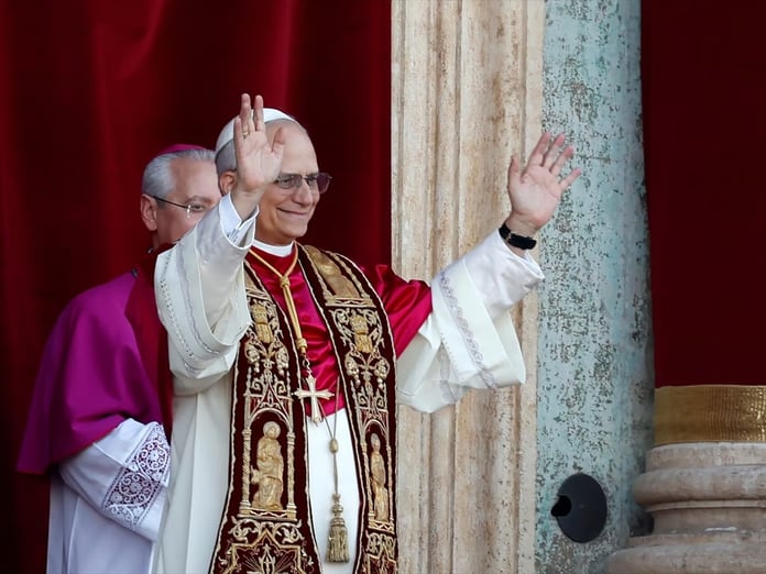 Sistine Şapeli'nden beyaz duman yükseldi