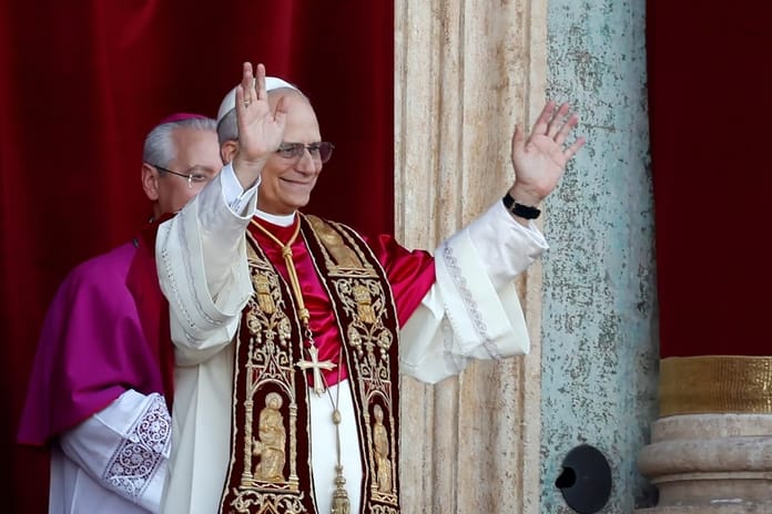 Sistine Şapeli'nden beyaz duman yükseldi