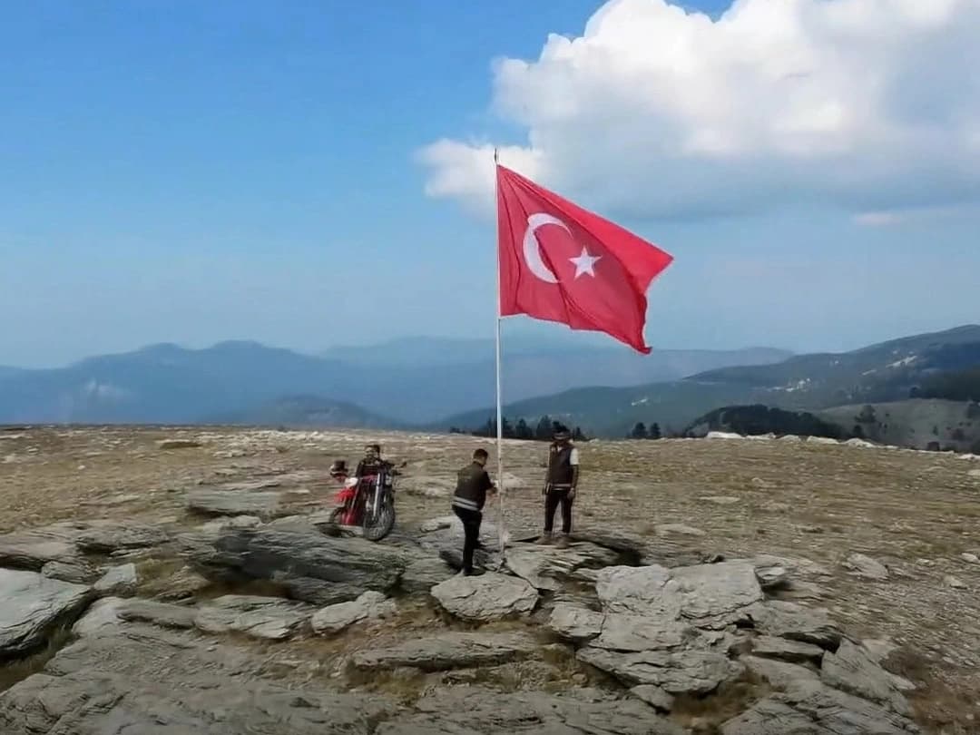 2 Bin 200 rakımda bayrak gururu