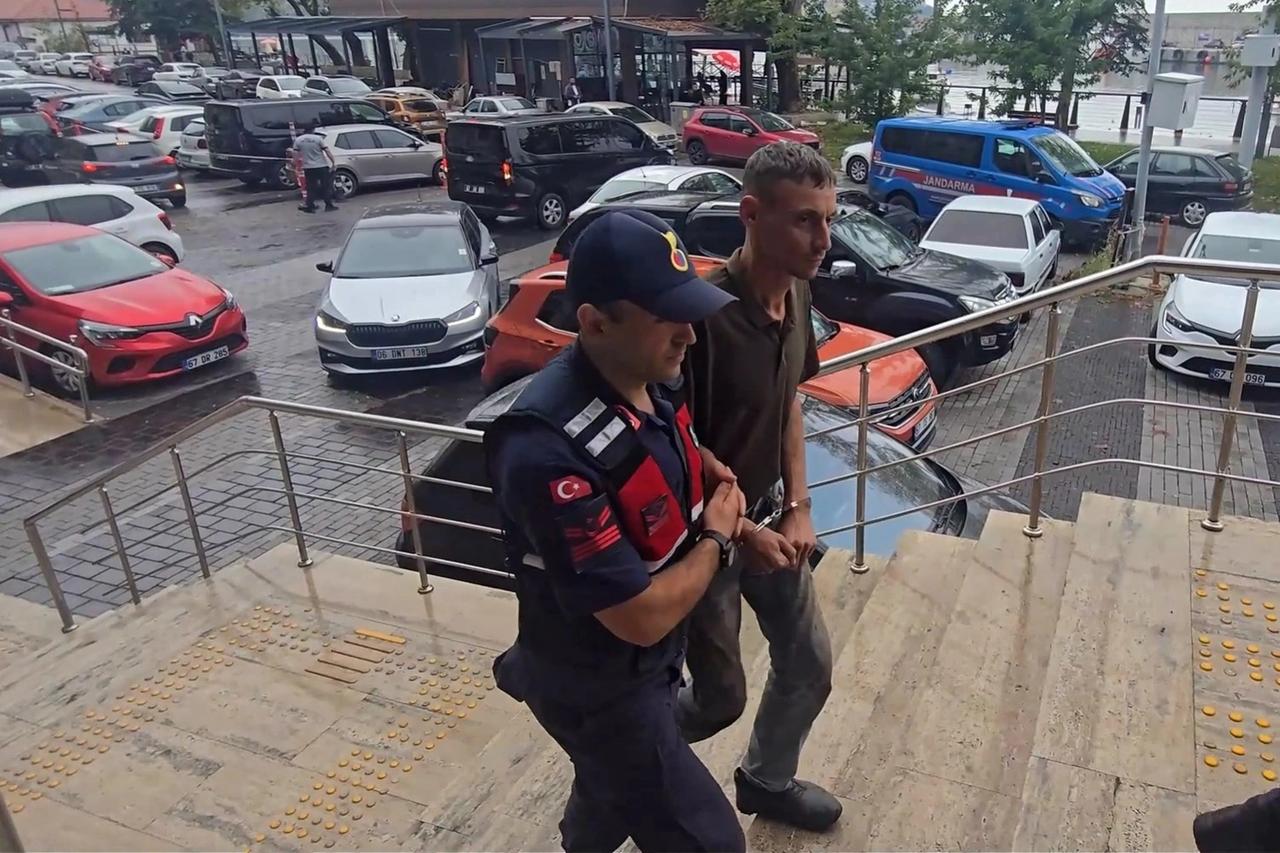 Kızlarını zincirleyen anne ve baba tutuklandı
