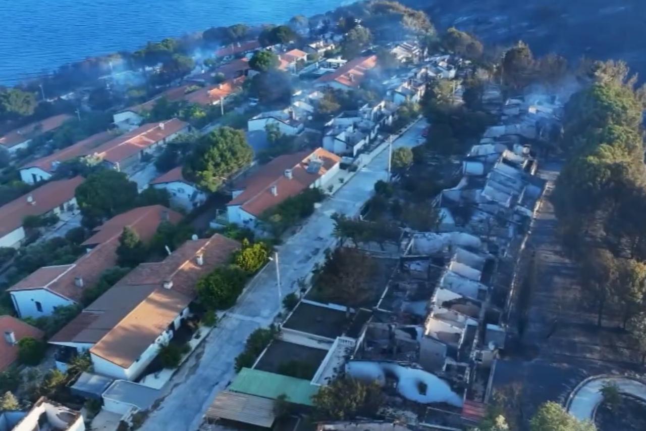 Orman yangınında zarar gören konutlar havadan görüntülendi