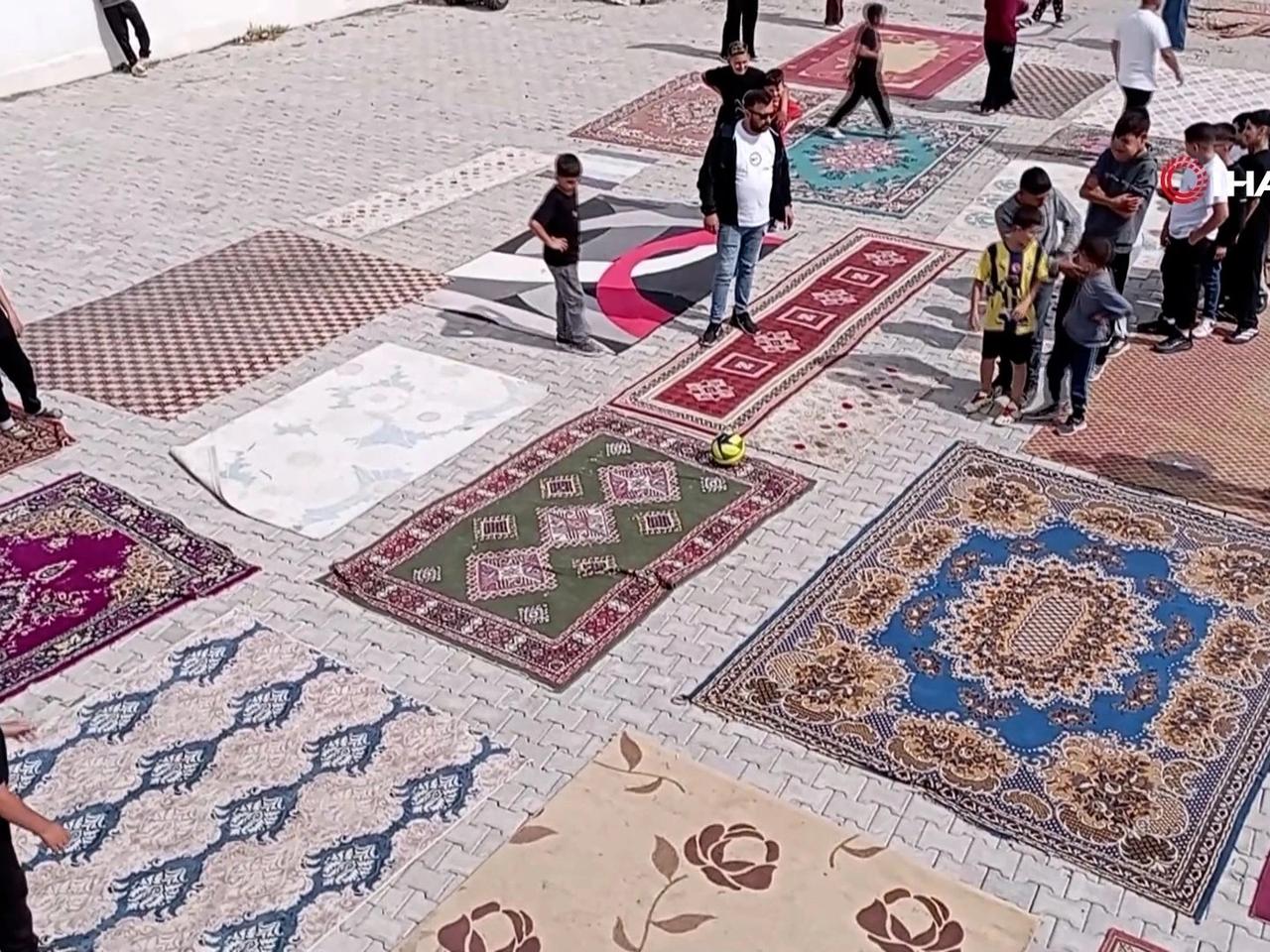 Halılarla kendi sahalarını yaptılar