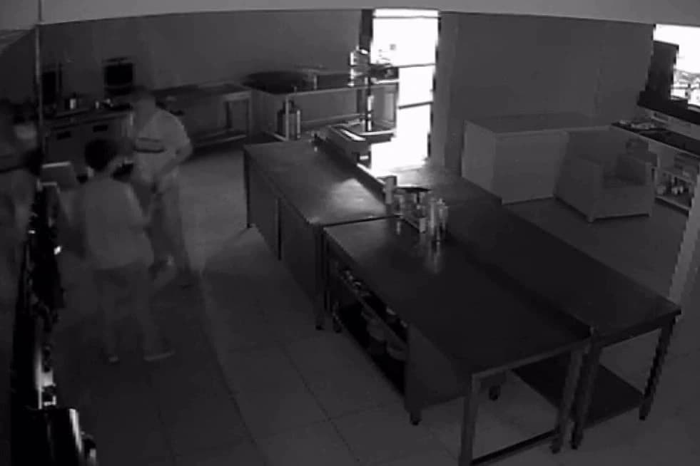 Kasadaki parayı çaldıktan sonra sucuklu yumurta yapıp yediler
