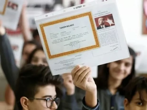 Ortaokul ve lise öğrencilerine karneyle birlikte gelişim raporu verilecek