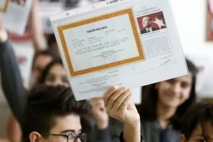 Ortaokul ve lise öğrencilerine karneyle birlikte gelişim raporu verilecek