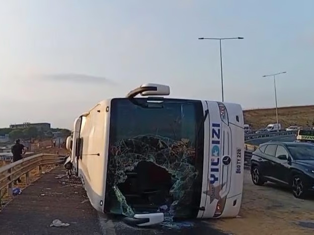 Yolcu otobüsü kaza yaptı ölü ve yaralılar var