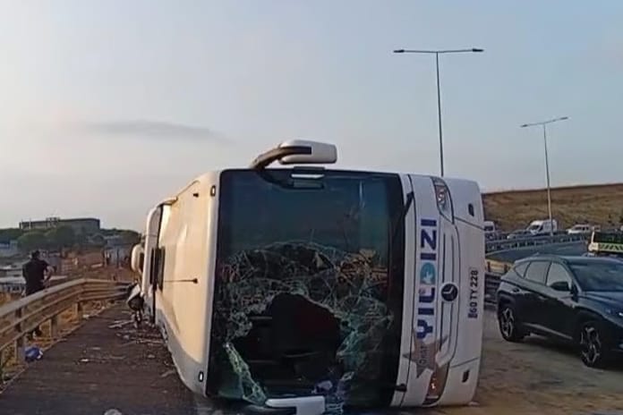 Yolcu otobüsü kaza yaptı ölü ve yaralılar var