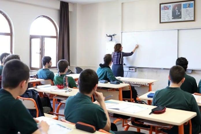 MEB okullardaki devamsızlık için harekete geçti: Bölgeye göre çözüm yolda