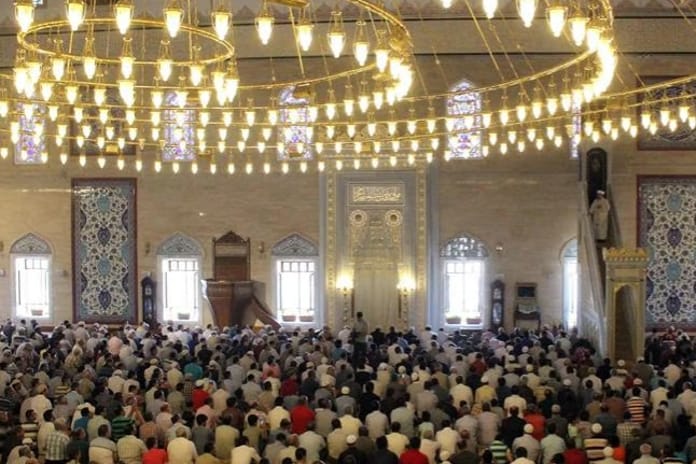 Cuma hutbesinde kul hakkına vurgu: Kul hakkı ateşten gömlektir