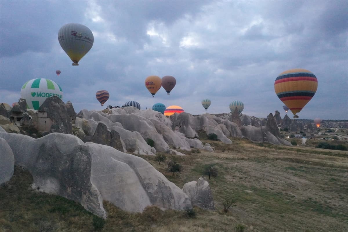 Uzak Doğulu turistlerin balon keyfi kameraya yansıdı