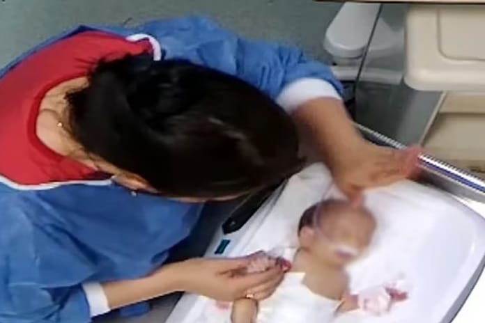 Kamera görüntüleri ortaya çıktı: Hemşire 5 günlük bebeği dövüp engelli bıraktı