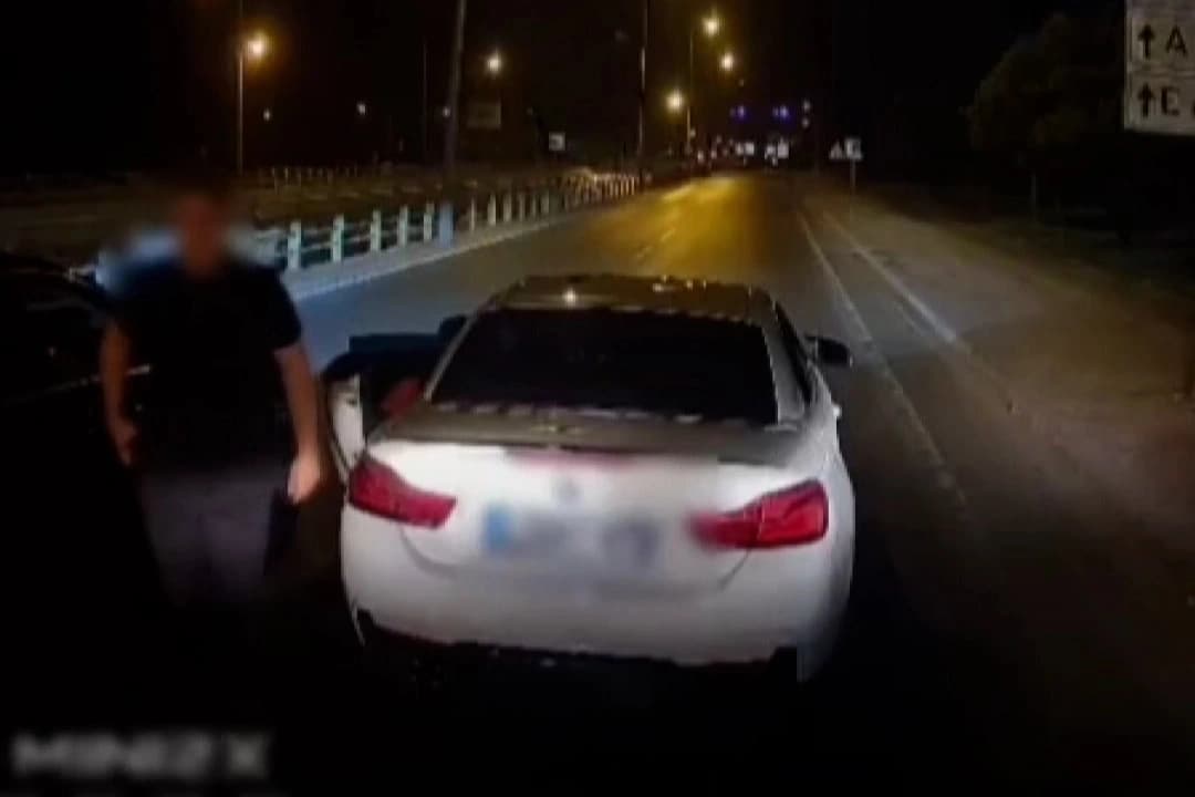 Trafikte yol kesen şüpheliler yakalandı: Araçtan ruhsatsız silah çıktı