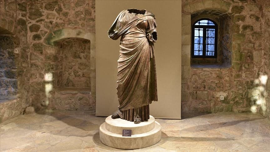 2 bin 200 yıllık bronz kadın heykeli