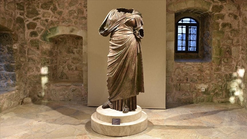  2 bin 200 yıllık bronz kadın heykeli