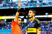 Milli futbolcular sahnedeydi: Üç kırmızı kartın çıktığı maçta kazanan çıkmadı