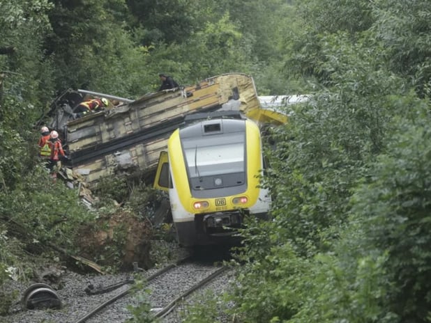 Almanya'da tren raydan çıktı: 3 ölü