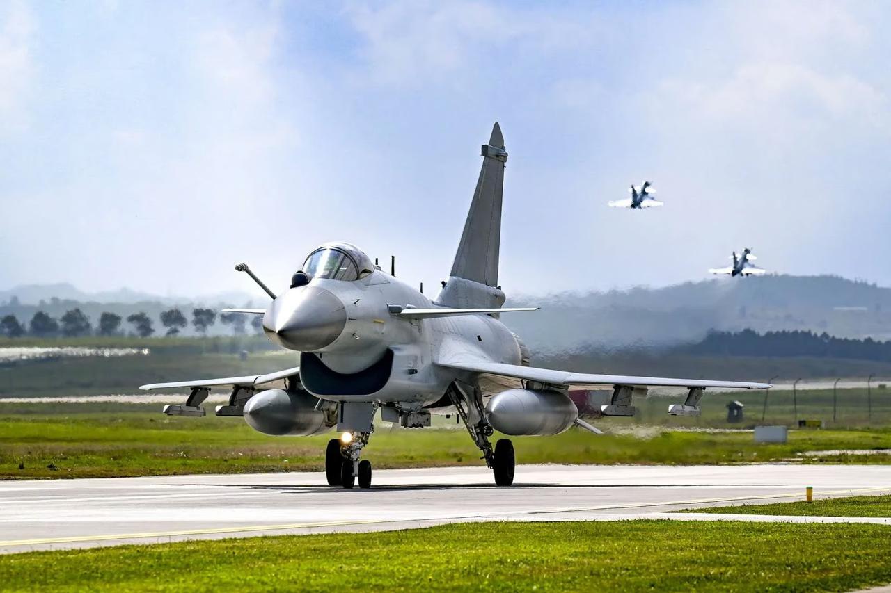 Çin, J-10C savaş uçaklarını ağ destekli hava harbi konseptine entegre etti