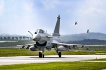 Çin, J-10C savaş uçaklarını ağ destekli hava harbi konseptine entegre etti