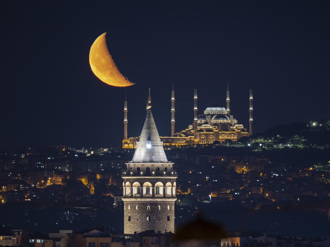 İstanbul ve Ay'ın muhteşem ahengi