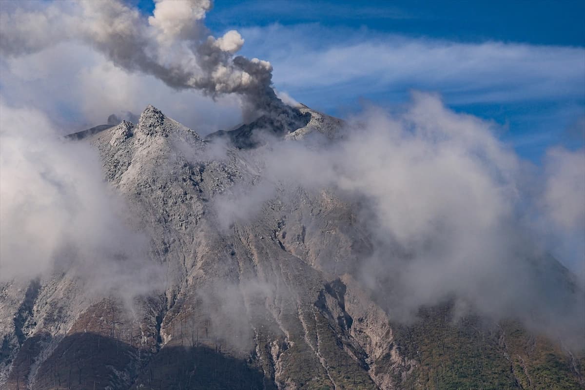 Sinabung Yanardağı'nın patlama anı kameralara yansıdı