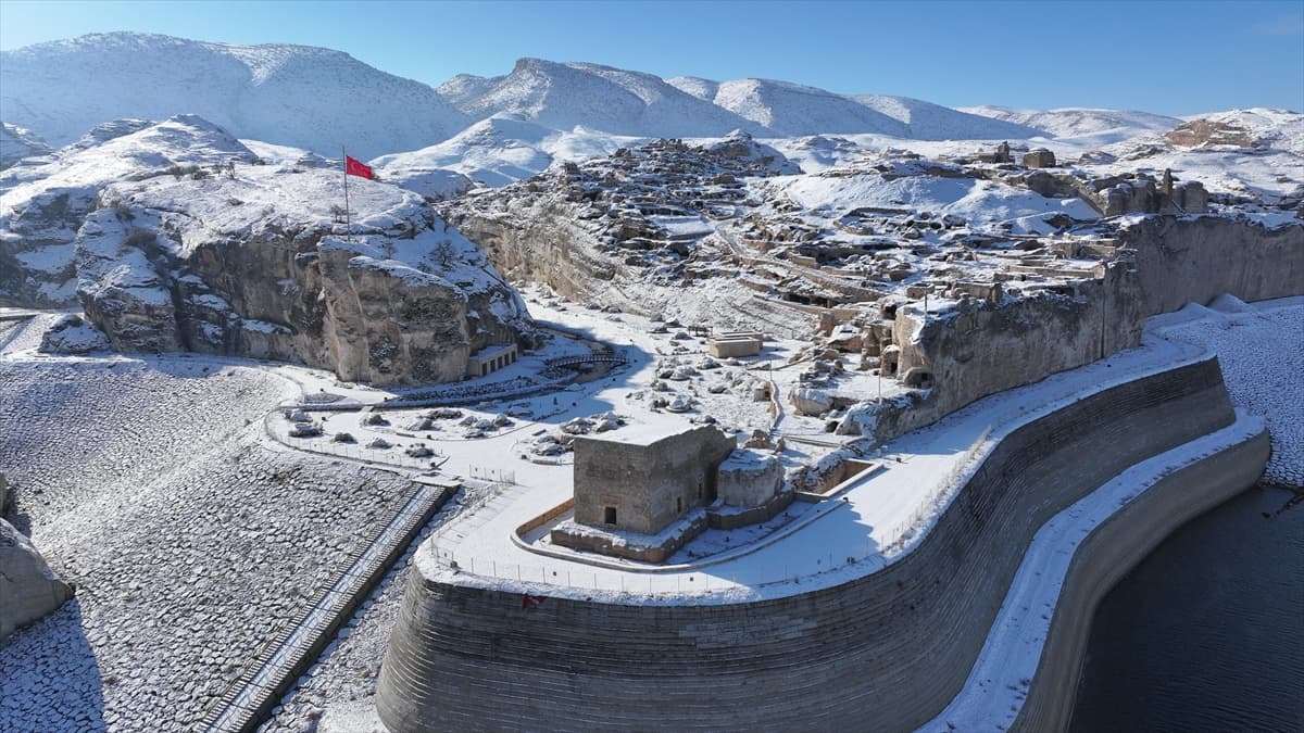 Hasankeyf'teki tarihi yapılar beyaza büründü
