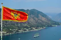 Karadağ Türk vatandaşlarının vizesiz seyahat hakkını askıya aldı