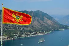 Karadağ Türk vatandaşlarının vizesiz seyahat hakkını askıya aldı