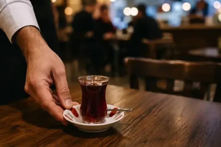Çay bardağını sert koydu diye işinden oldu! Emsal niteliğinde karar 