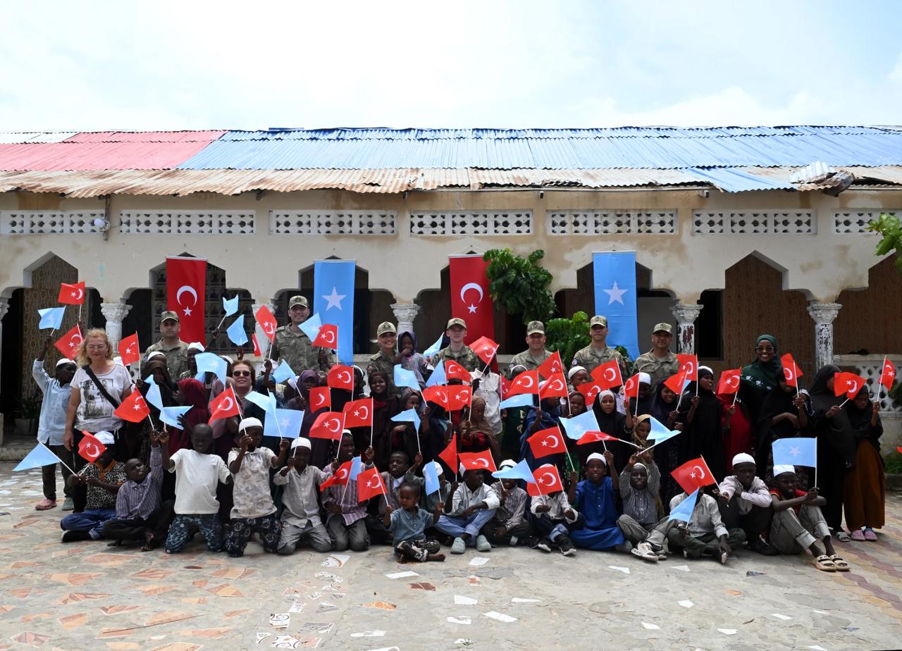 TSK, Somali'de yetim çocukların yüzünü güldürdü