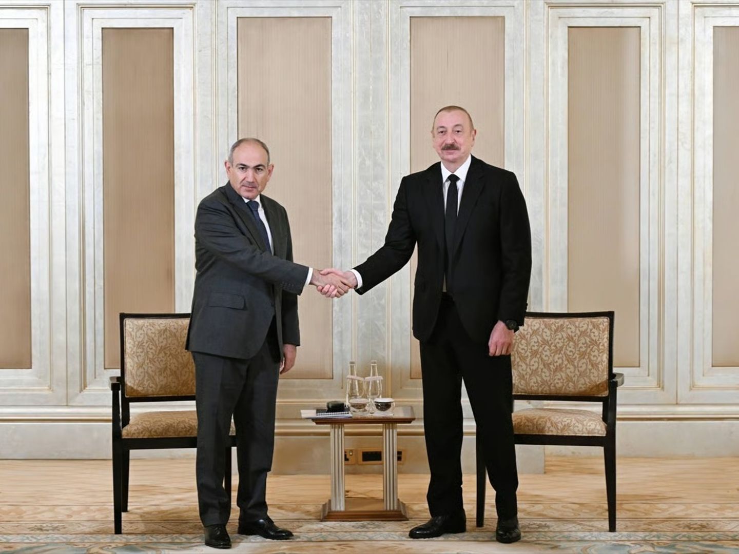 Aliyev ve Paşinyan Abu Dabi'de kalıcı barışı görüştü