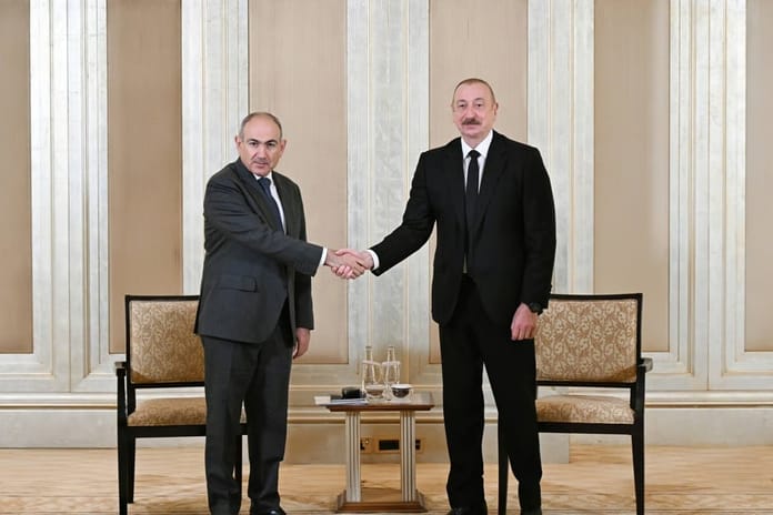 Aliyev ve Paşinyan Abu Dabi'de kalıcı barışı görüştü