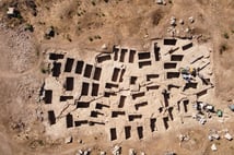 Kolossai Antik Kenti'nde 2 Bin 200 yıllık 60 kaya mezarı bulundu