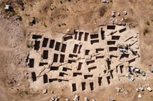 Kolossai Antik Kenti'nde 2 Bin 200 yıllık 60 kaya mezarı bulundu