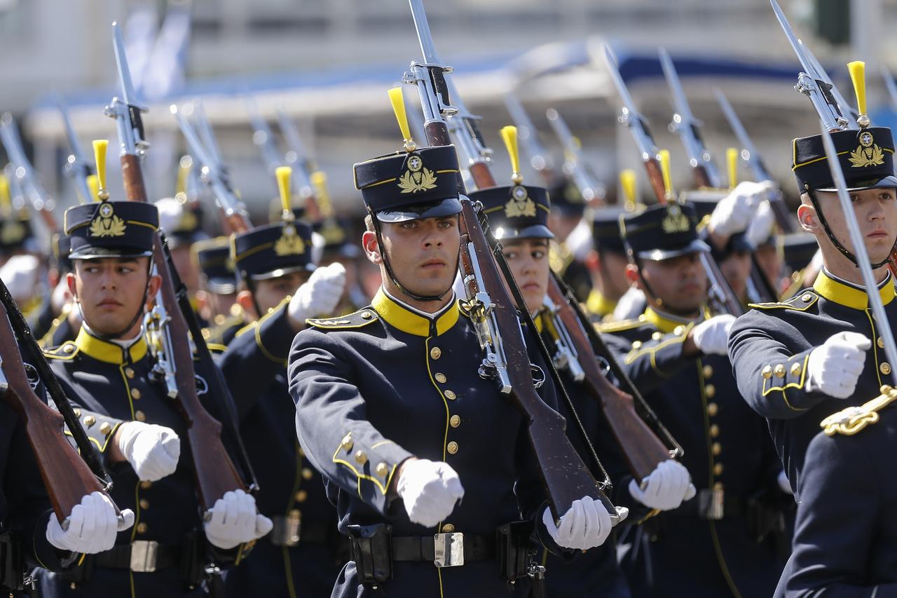 Yunanistan'da geçit töreni provokasyonu