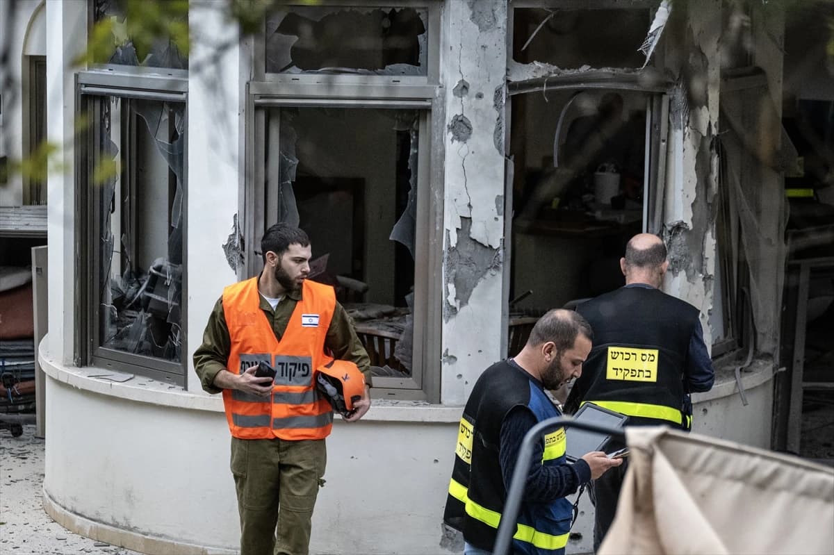 İran’ın İsrail’e yönelik misilleme saldırısında Tel Aviv yakınlarında hasar oluştu