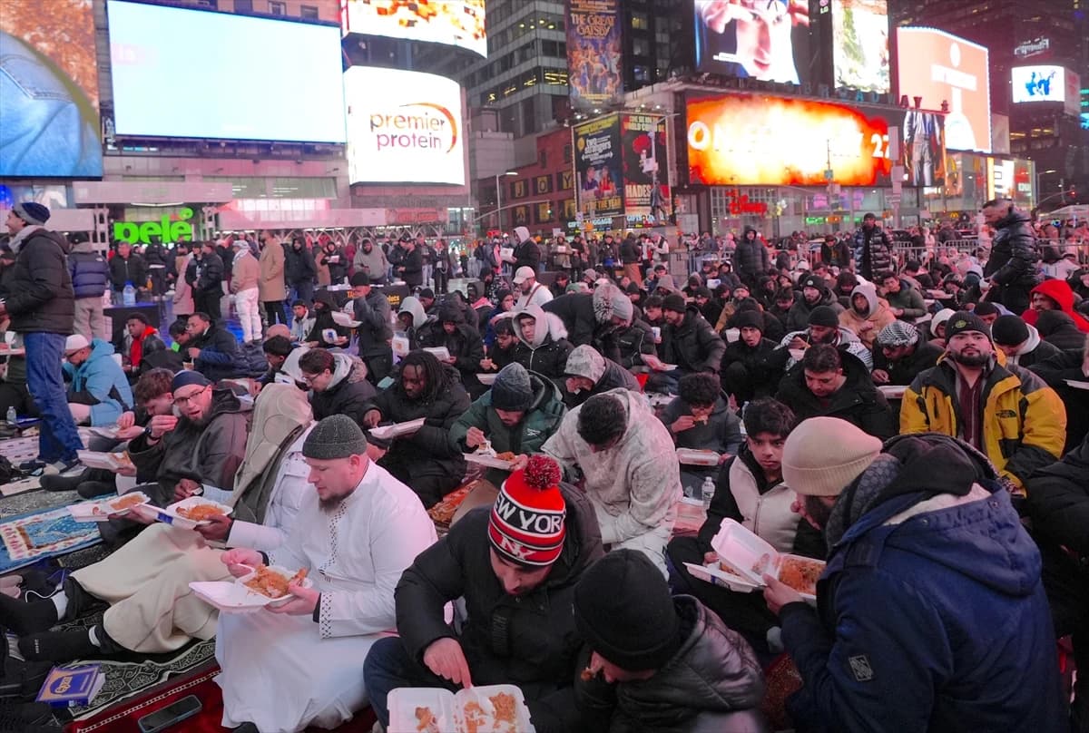 Times Meydanı’nda Müslümanlar bu yıl da iftar yapıp teravih namazı kıldı