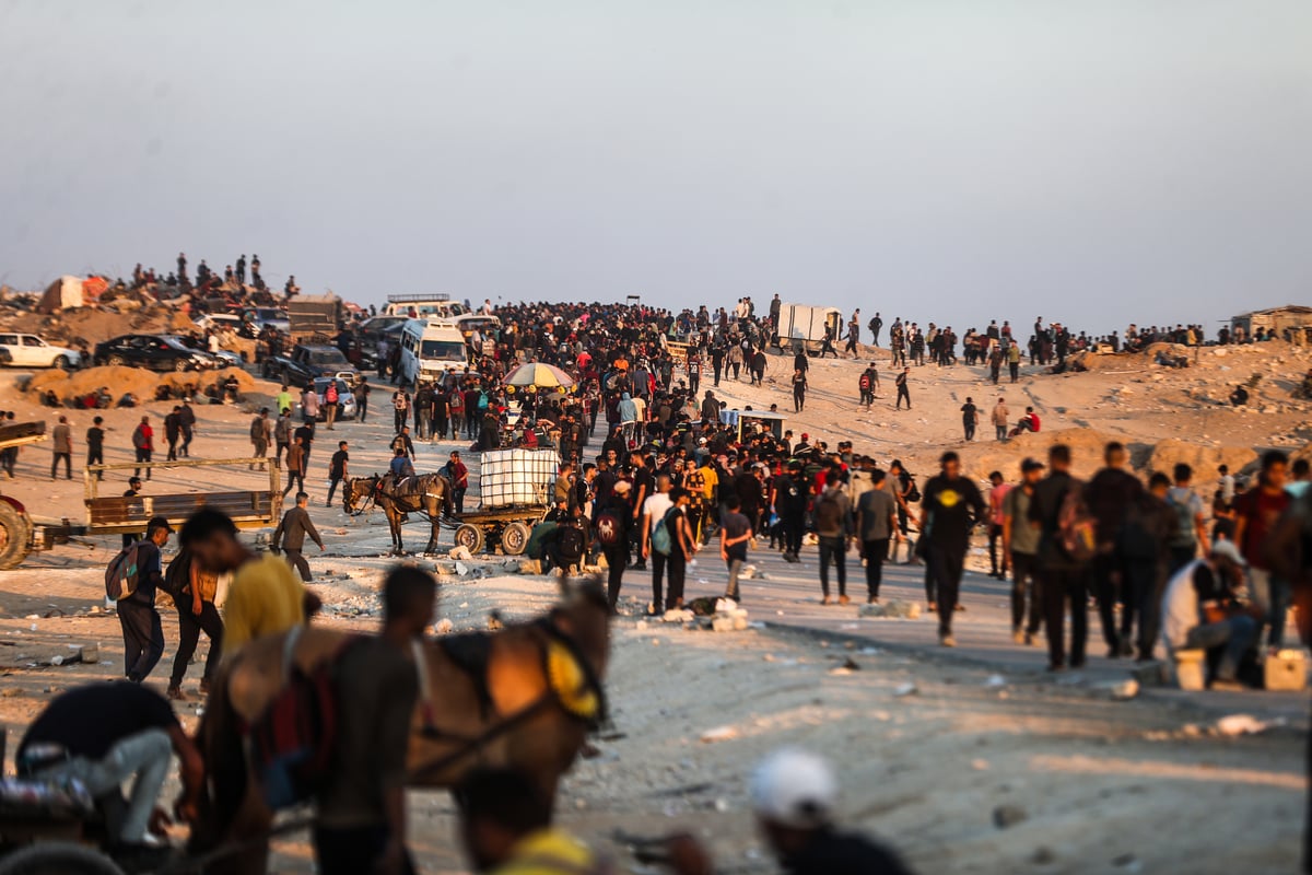 Gazze'de açlıkla mücadele eden binlerce Filistinli, yardım almak için Netzarim bölgesine akın etti. (AA)