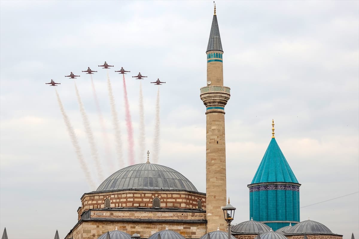 Konya semalarında Türk Yıldızları coşkusu! Nefes kesin bir gösteri yapıldı 