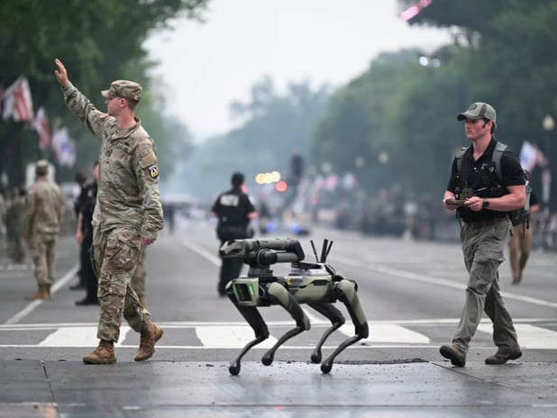 ABD Ordusu’nun 250. yıl geçit töreninde robot köpekler ve otonom sistemler dikkat çekti