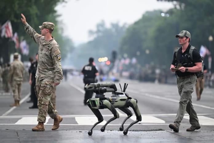 ABD Ordusu’nun 250. yıl geçit töreninde robot köpekler ve otonom sistemler dikkat çekti