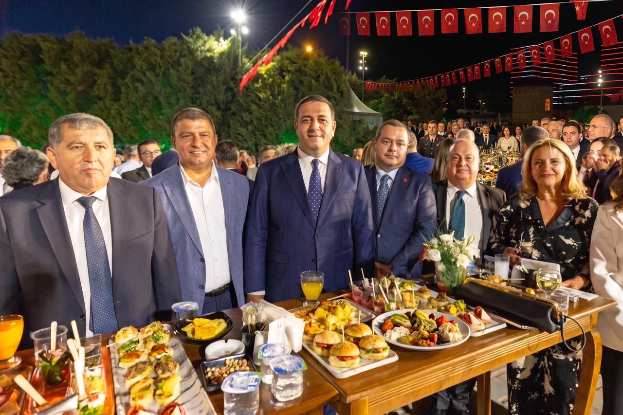 Kur’an-ı Kerim tilaveti yapılacak iddiası vardı! İzmir'deki 9 Eylül resepsiyonunda alkollü içecek servis edildi