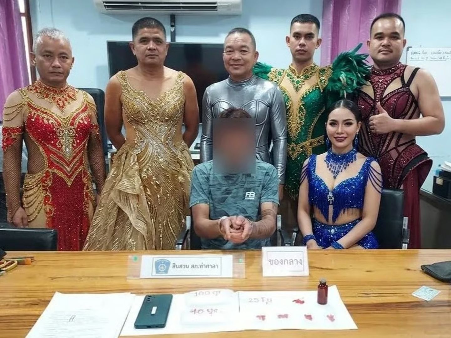 Tayland polisi uyuşturucu satıcısını yakalamak için kadın dansçı kılığına girdi