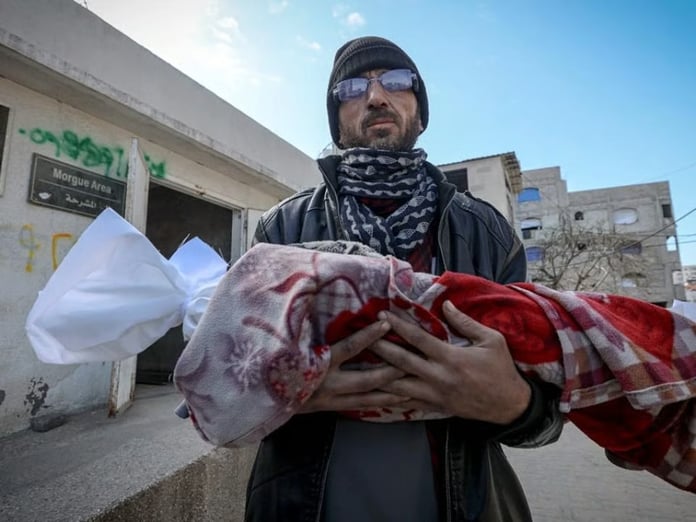 İsrail'in yardım girişine izin vermediği Gazze'de 7 aylık bebek soğuktan öldü