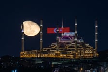 İstanbul'da büyüleyen manzara: Şişkin ay Türk bayrağıyla buluştu