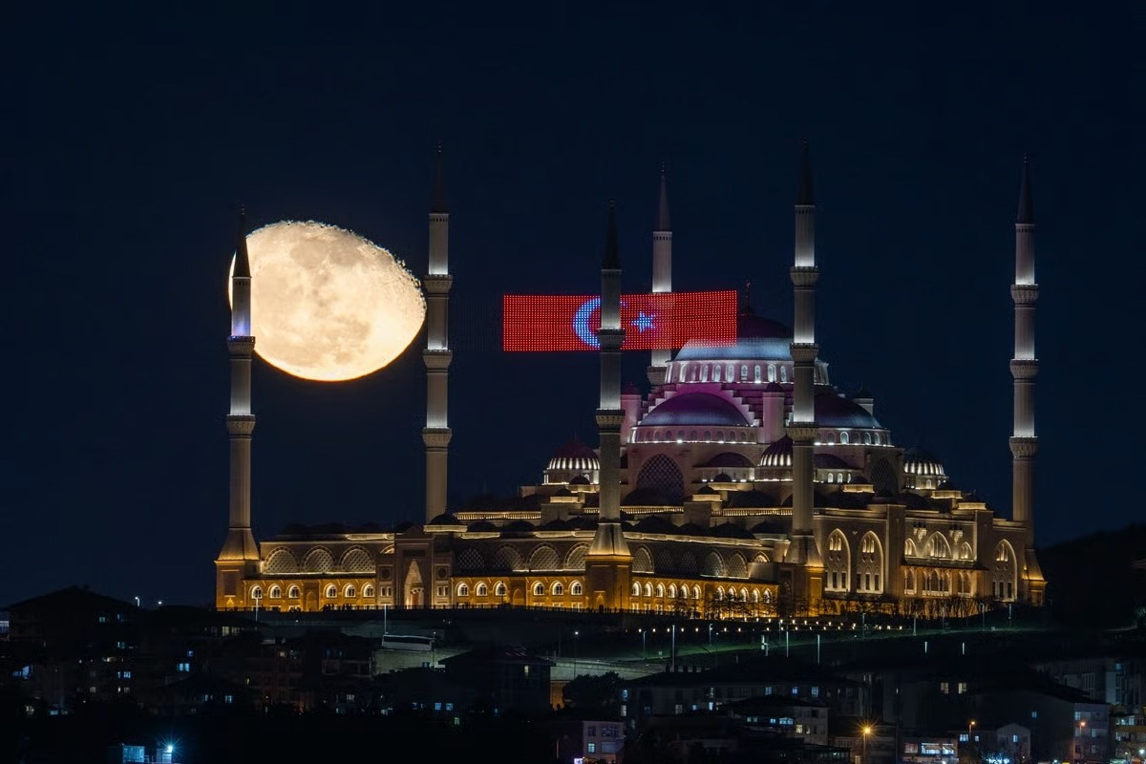 İstanbul'da büyüleyen manzara: Şişkin ay Türk bayrağıyla buluştu